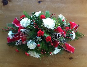 Traditional Christmas Centerpiece